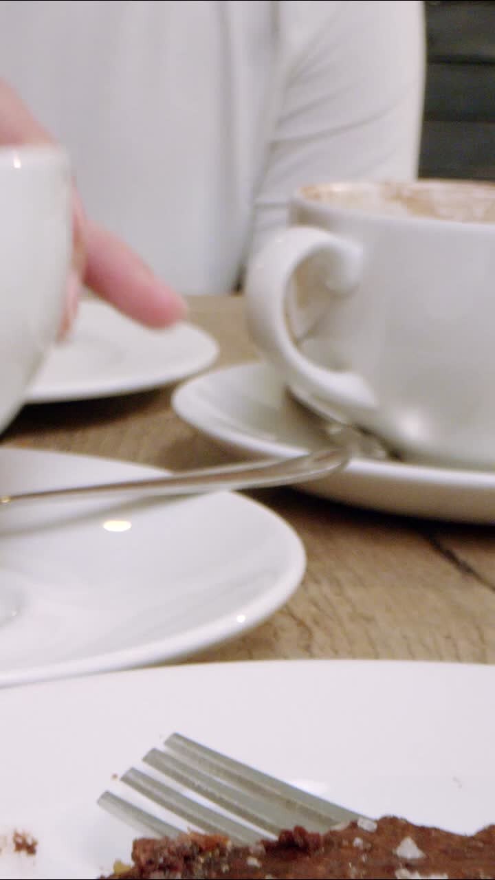 Tracking Over Top of Cafe Table 01