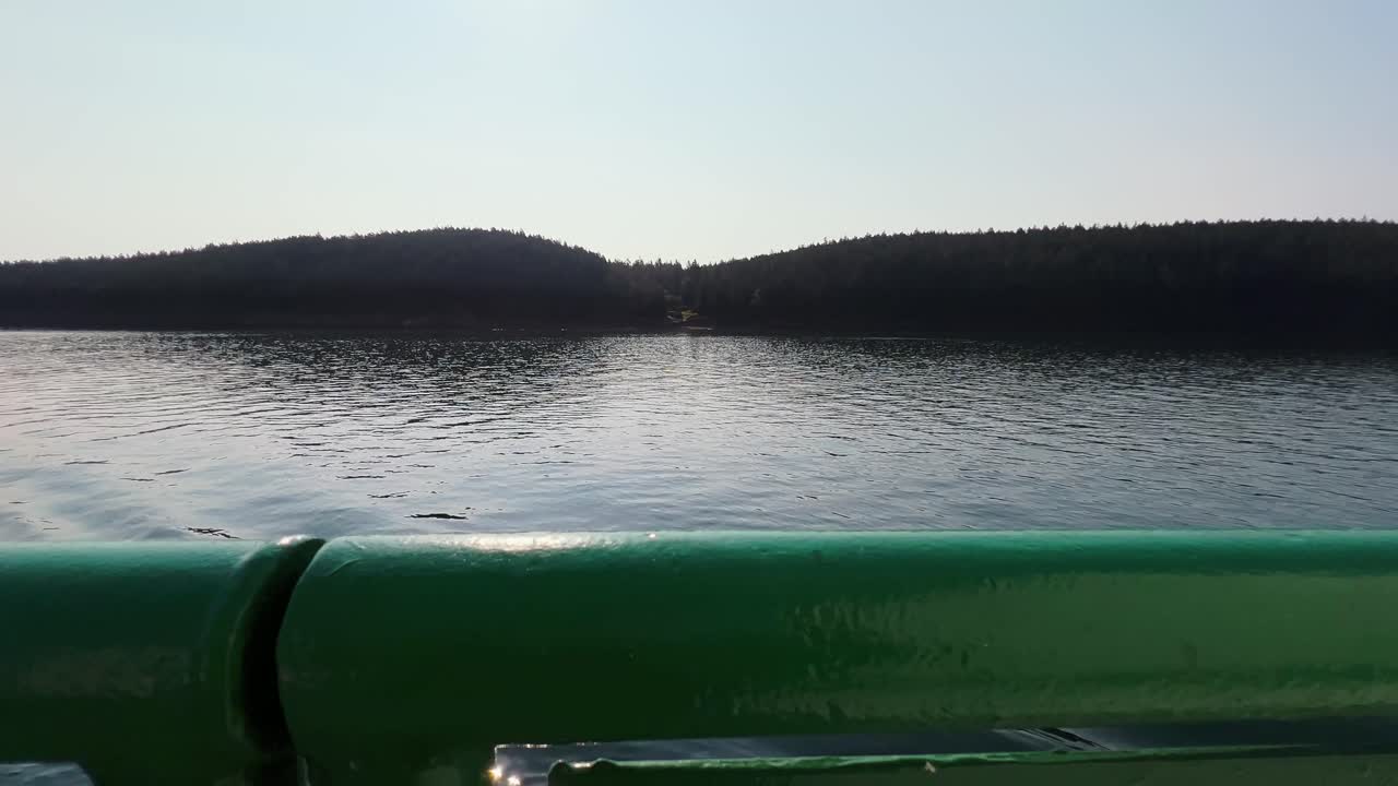 범고래 섬에서 워싱턴의 아나코테스까지 항해하는 페리 보트에서 고요한 바다 전망