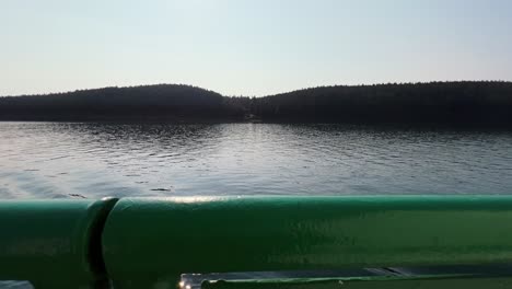 tranquila vista al mar desde un ferry de vela desde la isla de las orcas hasta anacortes en washington
