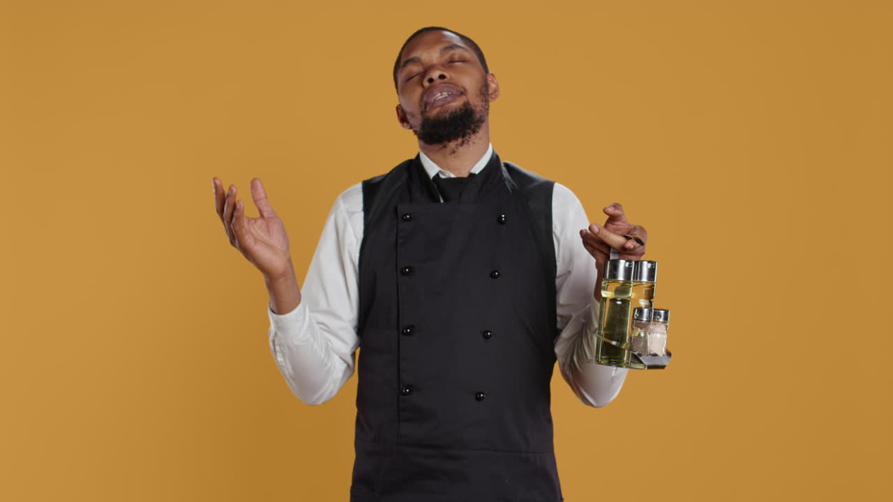 personal de catering con conjunto de cruet diciendo una oración a dios en el estudio