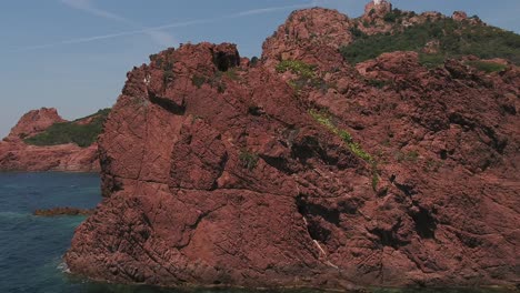 ave marina despega mosca, promontorio de roca escarpada roja, costa, círculo aéreo