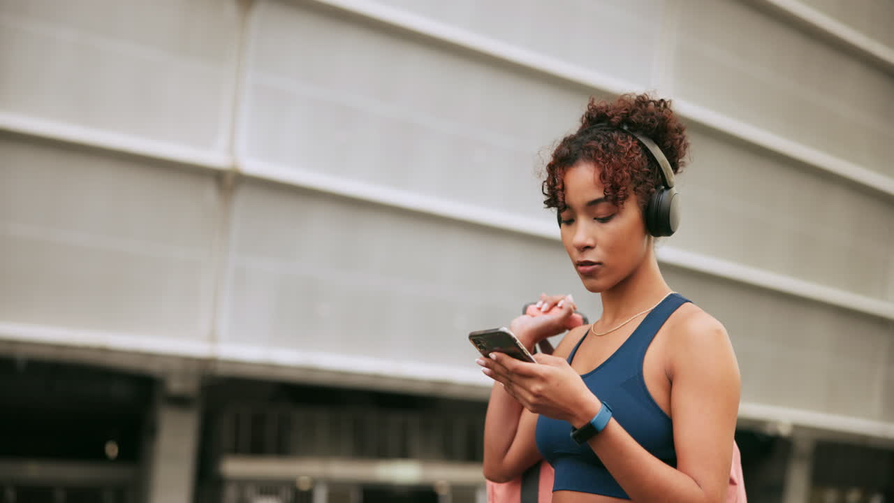 mujer usando el teléfono mientras hace ejercicio al aire libre