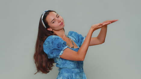 encantadora mujer joven muy bonita mostrando desperdiciar o lanzar dinero alrededor de gesto de la mano, más propinas, ganancias