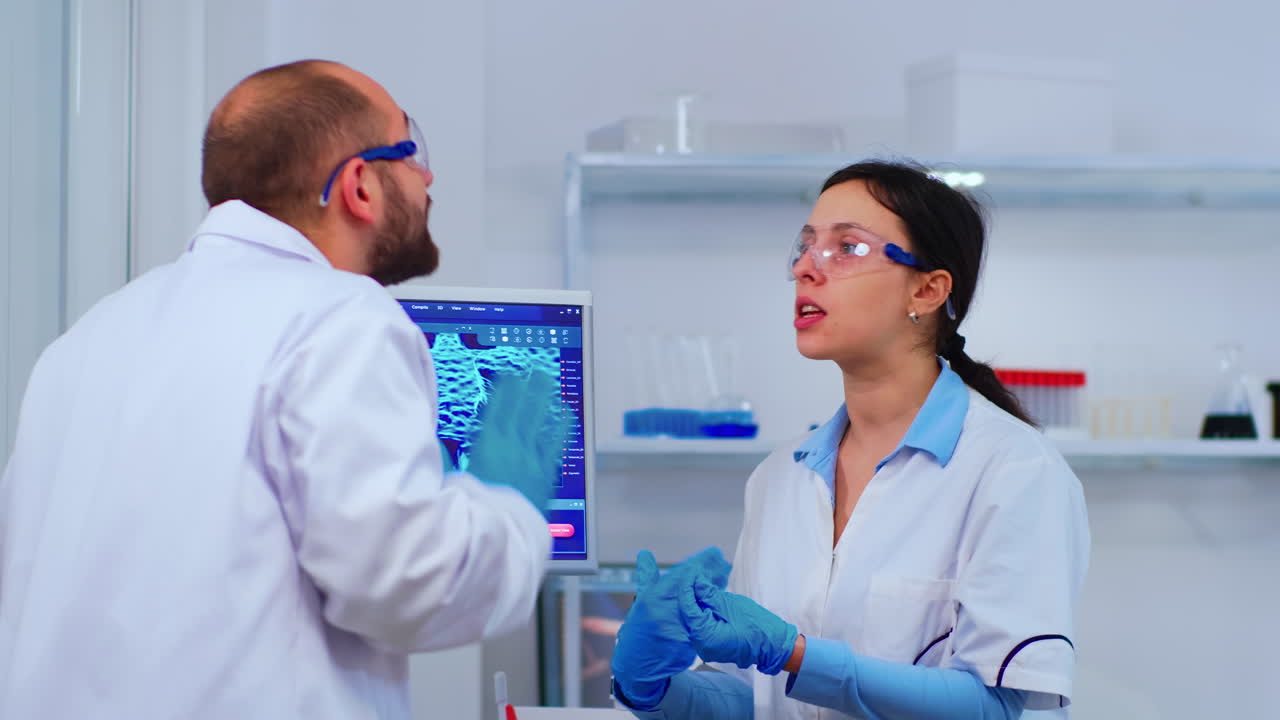 Colleghi scienziati stressati che discutono dell'evoluzione di un virus