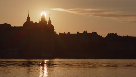 Vista-Dorada-Del-Amanecer-Sobre-Riddarholmen-Estocolmo-Con-Torres-De-La-Antigua-Casa-Del-Parlamento