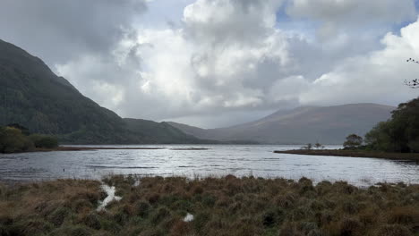 Muckross-Lake-Mit-Wellen,-Bedecktem-Himmel,-An-Einem-Windigen,-Stürmischen-Tag