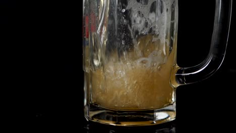 vertiendo cerveza en una taza en cámara lenta
