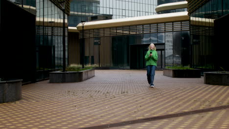 mujer feliz sosteniendo una taza de café al aire libre