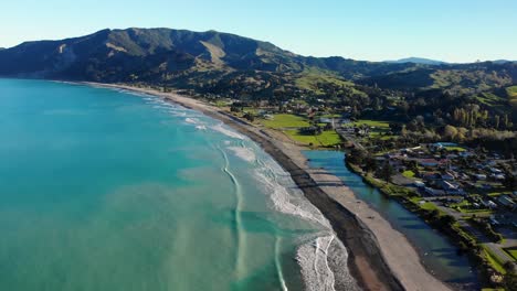 el pintoresco paisaje del pequeño asentamiento de nueva zelanda en la costa este