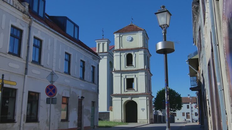 Campanile accanto alla Chiesa evangelica riformata. Filmato con zoom in 4K