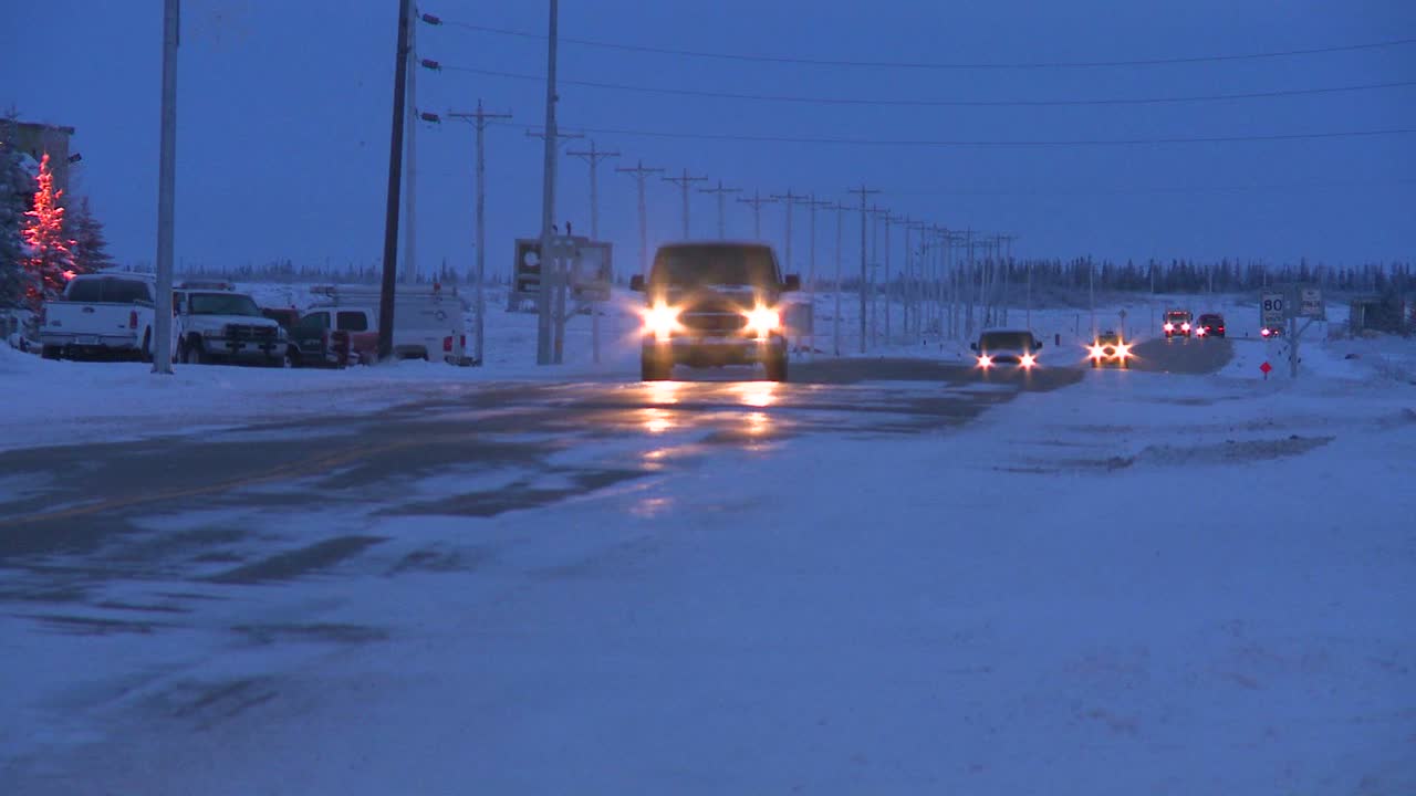 차량은 처칠 매니토바 캐나다 허드슨 베이 1의 얼음 눈 덮인 도로를 따라 이동합니다.