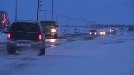 Los-Vehículos-Viajan-A-Lo-Largo-De-Una-Carretera-Helada-Y-Nevada-En-Churchill,-Manitoba,-Canadá,-La-Bahía-De-Hudson-1