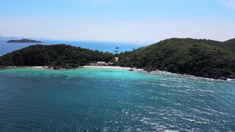 4K-Drohnenaufnahmen,-Die-Vom-Ozean-In-Richtung-Der-Wunderschönen-Küste-Der-Insel-Ko-Larn-In-Thailand-Fliegen