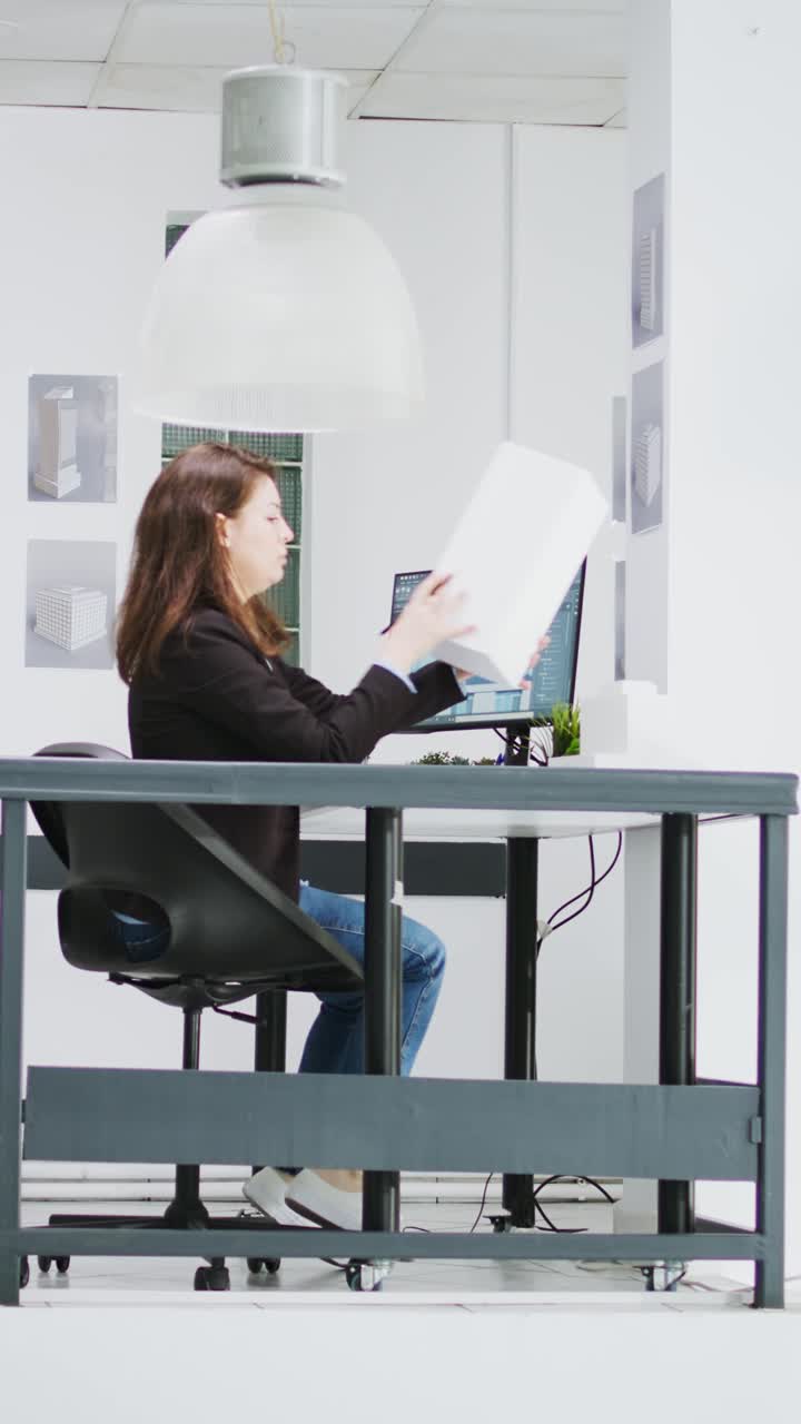 Video verticale: dipendenti di un'agenzia immobiliare che lavorano su progetti creativi