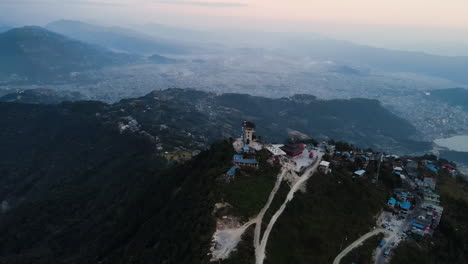 vista general del lago phwa y la ciudad de pokhara desde la torre de vista de sarangkot al amanecer en nepal