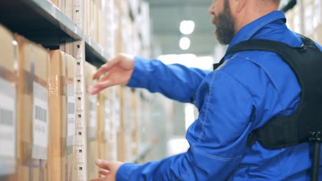 el ergosqueleto está ayudando a un trabajador de almacenamiento a levantar una caja