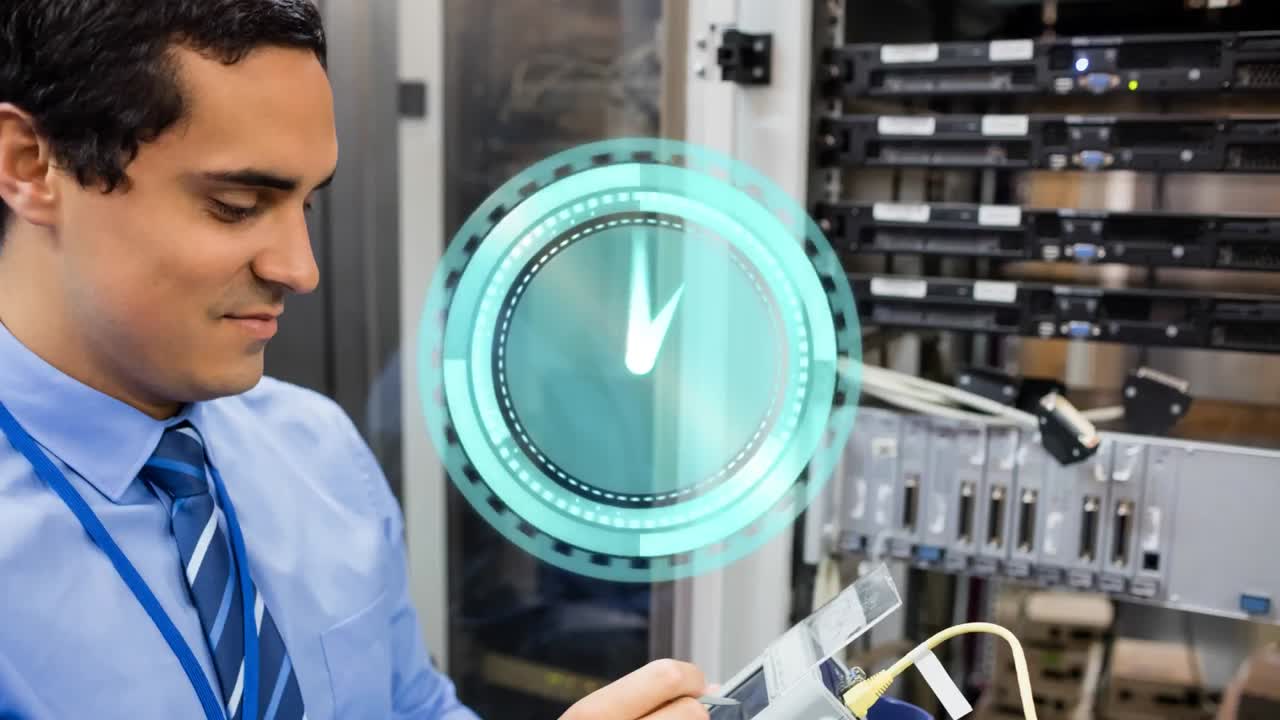 animación de un reloj en movimiento sobre un hombre biracial en la sala del servidor