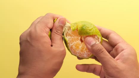 quitarle la piel a una naranja