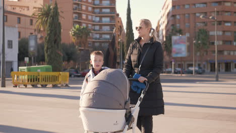 Mamá-Caminando-Con-Dos-Niños-Afuera.