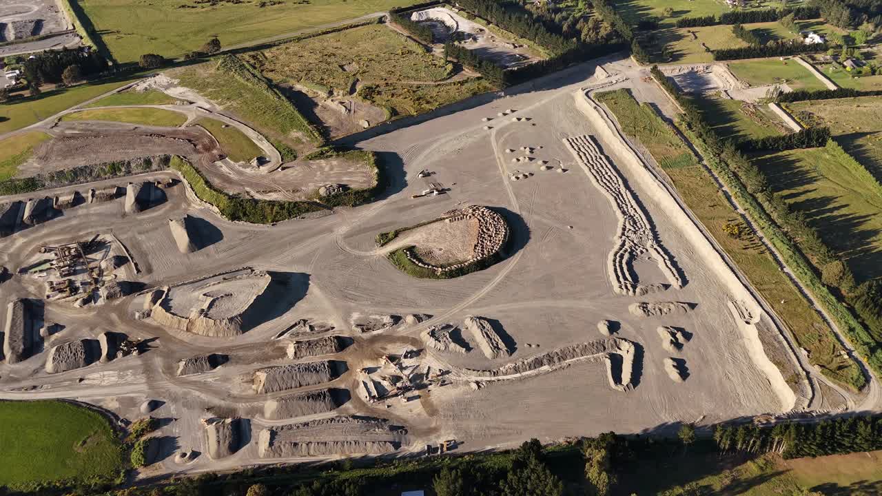 Filmato aereo fluido in 4K 60FPS catturato da drone di una vasta cava di roccia a Sheffield, vicino a Christchurch. Ideale per l'industria mineraria, paesaggi industriali, materiali da costruzione ed estrazione commerciale.