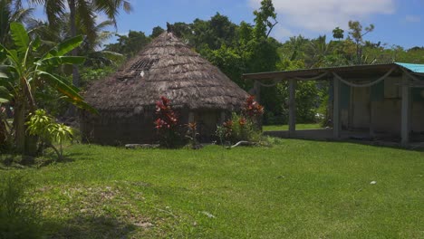 una casa canaca situada en un entorno pintoresco y natural durante el día