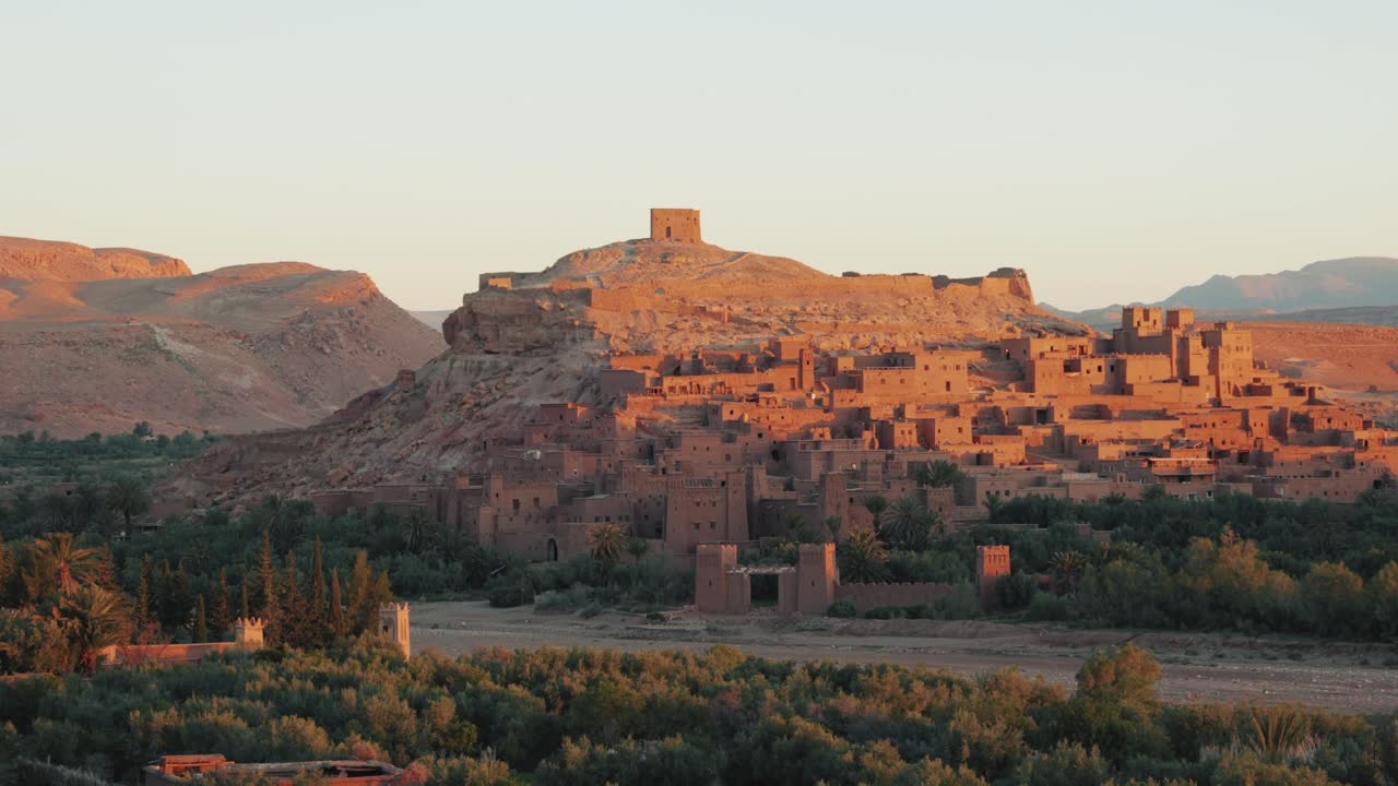 vista cercana de la fortaleza de ait ben haddou y el paisaje del desierto durante el amanecer en marruecos