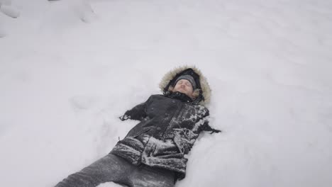 Hombre-Saltando-A-La-Nieve-Y-Luego-Haciendo-ángeles-De-Nieve-En-Cámara-Lenta-En-Pleno-Invierno-De-Chicago