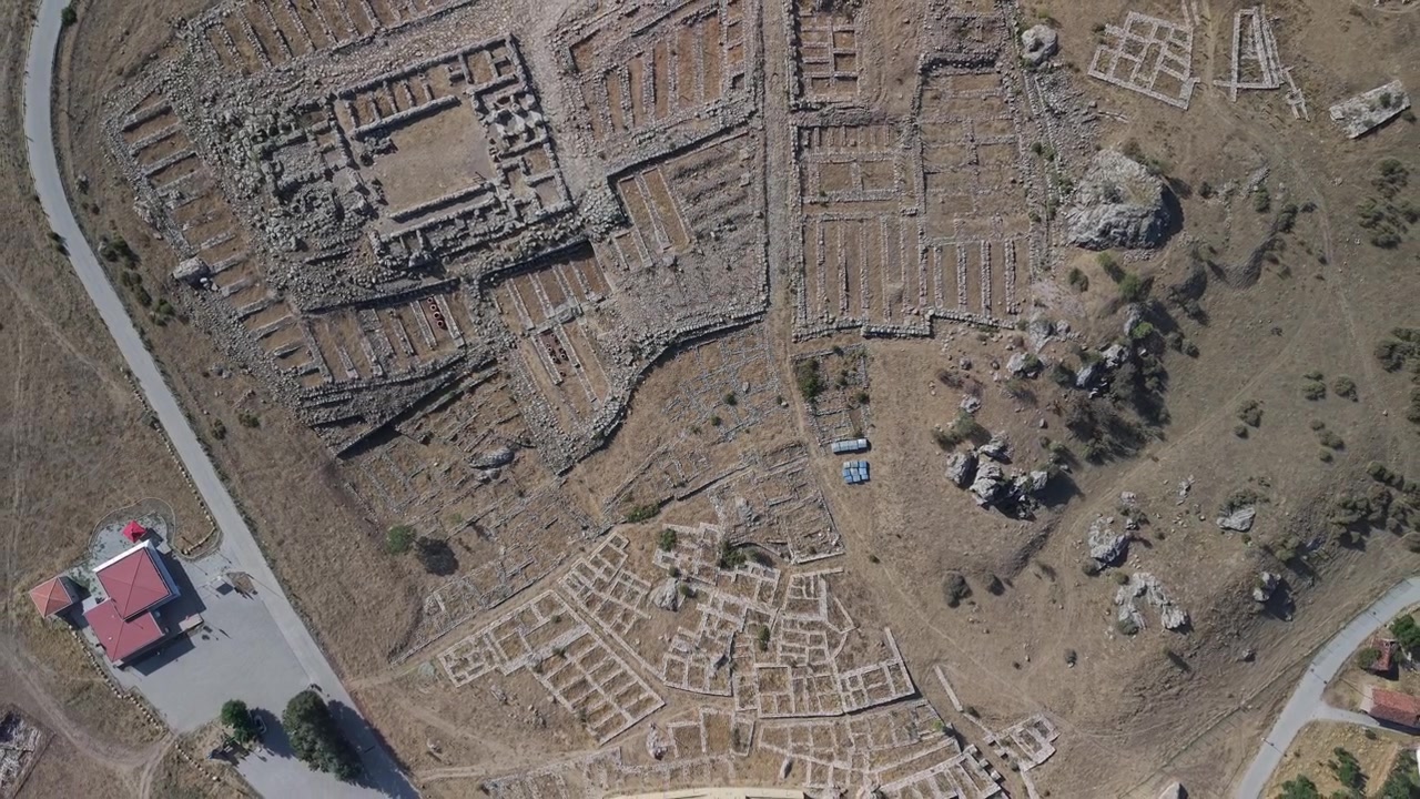Plan de révélation par drone en plongée 4K 10 bits, montant verticalement pour montrer les anciennes ruines hittites de Hattusha en Turquie.