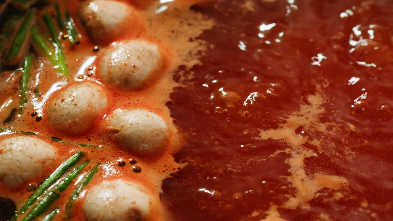 매운 한국 버섯 수프