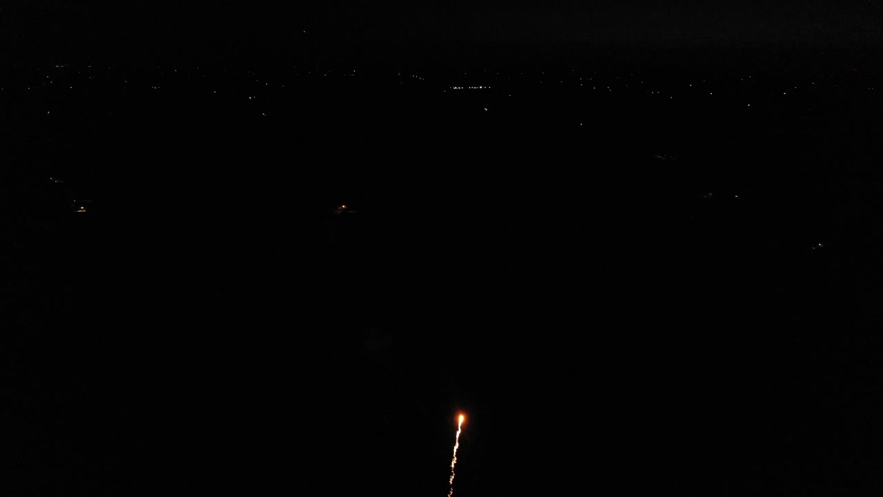 espectáculo aéreo de fuegos artificiales por la noche