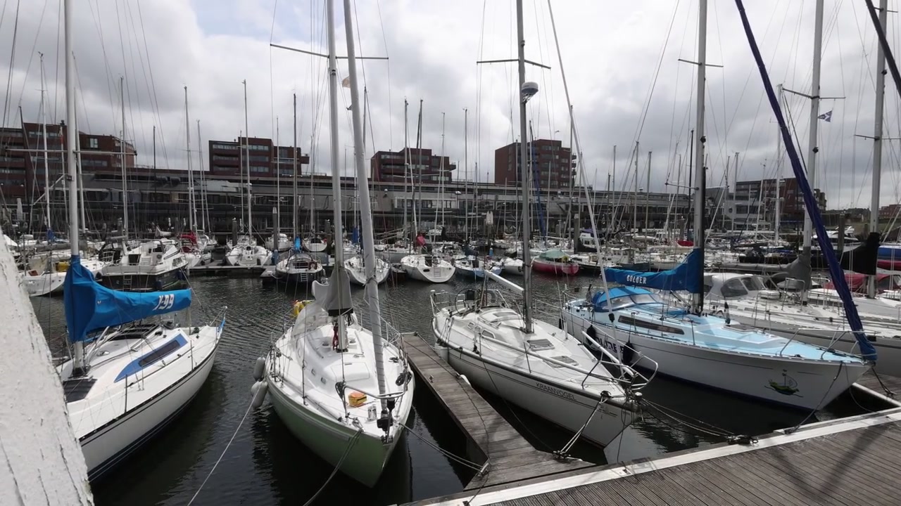 Blick vom Pier auf das Hafenbecken der Marina mit festgemachten Booten