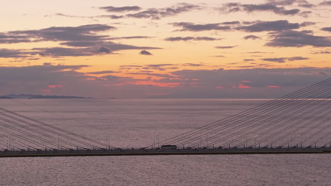 希腊繁忙高速公路大桥上的夕阳航拍图。