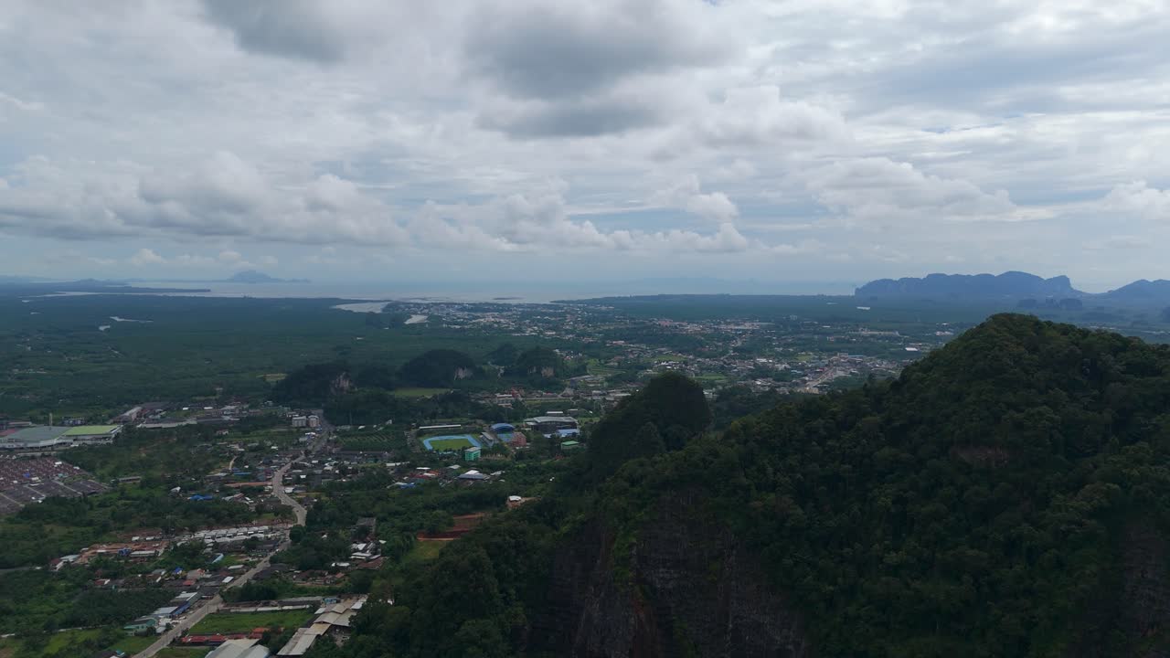 un vasto paisaje cerca del templo de la cueva del tigre en wat tham suea, tailandia