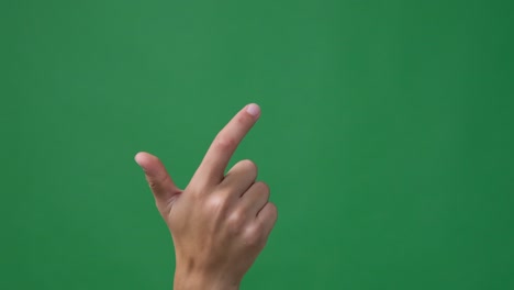 la mano chasqueando los dedos sobre la pantalla verde