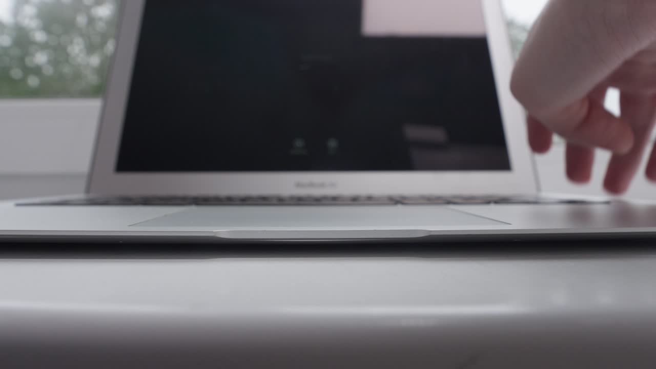 노트북 작업을 하는 사람