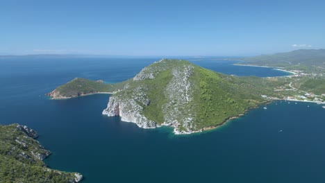 Filmischer-4K-Drohnenclip,-Der-Sich-Seitwärts-über-Das-Tropisch-Blaue-Wasser-Von-Toroni-In-Chalkidiki-Bewegt