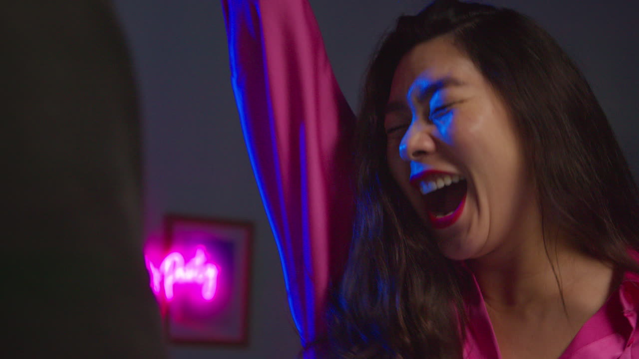 primer plano de una pareja joven divirtiéndose bailando en una fiesta en casa o en un club juntos 1