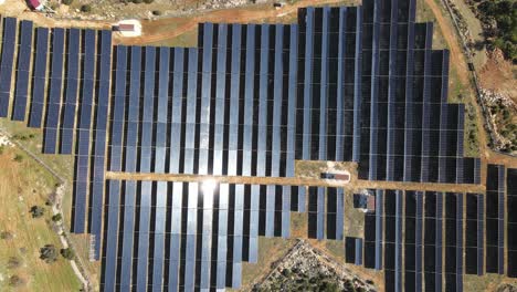 campo de paneles solares aéreos