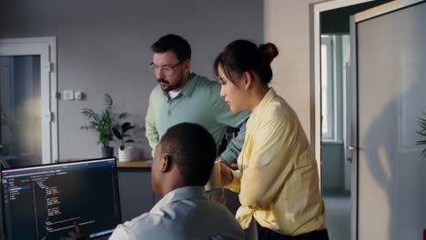 colaboración en equipo en un entorno de oficina moderno