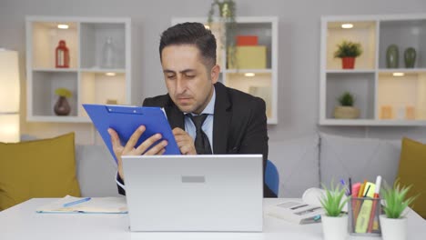 trabajador de oficina en casa examinando, analizando documentos.