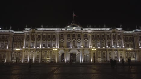 el palacio de invierno en san petersburgo por la noche