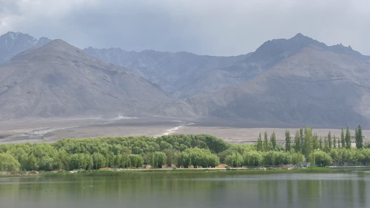 increíble paisaje panorámico de montañas y lagos en ladakh india - toma panorámica