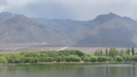 Atemberaubende-Panoramalandschaft-Mit-Bergen-Und-See-In-Ladakh,-Indien-–-Schwenkaufnahme