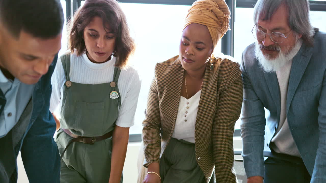 documentos, reunión y equipo de puesta en marcha en el taller