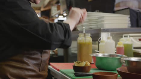 Mujer-Caucásica-Cocinando-En-La-Cocina