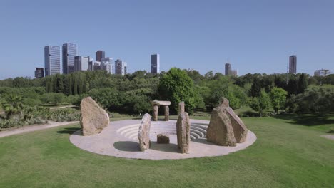 construyendo grandes piedras una encima de la otra como stonehenge dentro del jardín de roca israel - levantándose disparó