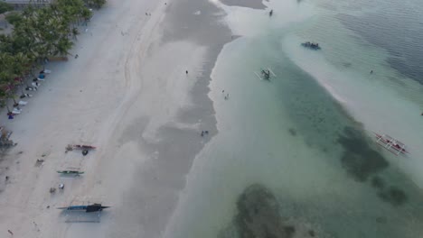 Toma-De-Drones-De-La-Hermosa-Costa-De-Paradise-Beach-En-Bantayan,-Filipinas,-Con-Barcos-Baroto-En-La-Orilla