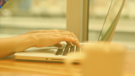 animación de una mujer de negocios caucásica usando una computadora portátil.