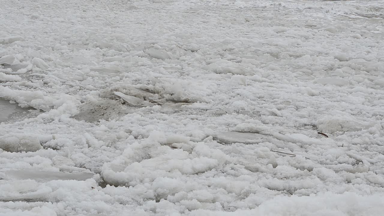 Ghiaccio e onda. Movimento del ghiaccio nel mare