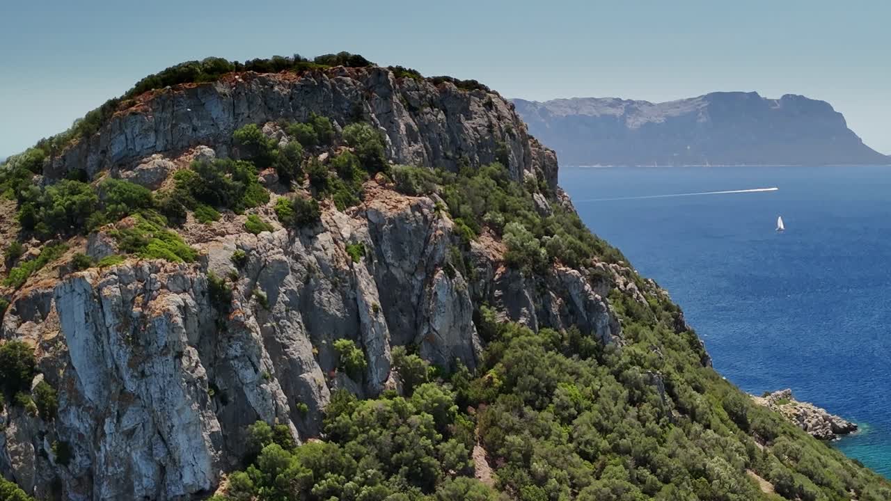 Esplora la costa rocciosa e il verde della Sardegna in riva al mare